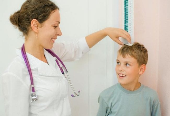Медсестра измеряет рост ребенку