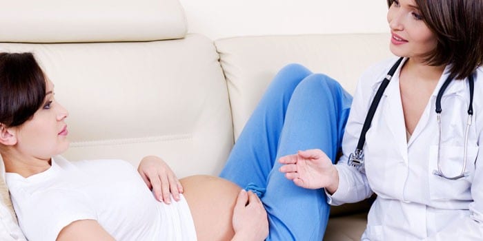 Доктор консультирует беременную женщину