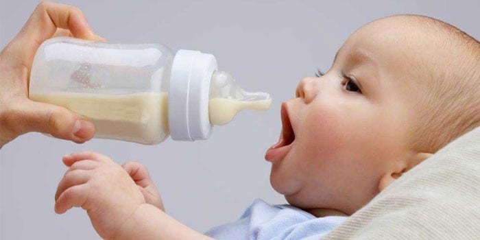 Ребенка кормят смесью из бутылочки