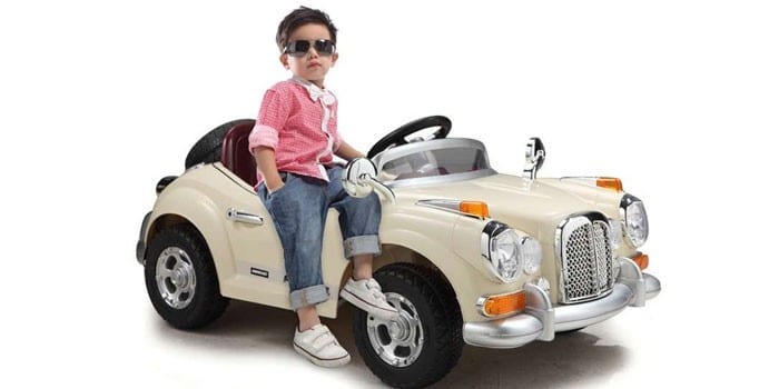 Мальчик и ретро-электромобиль