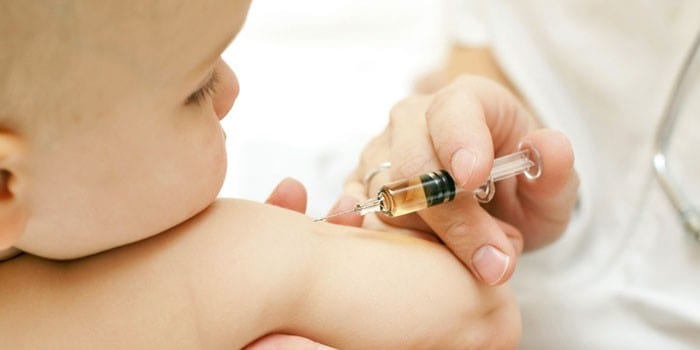 Ребенку делают прививку 
