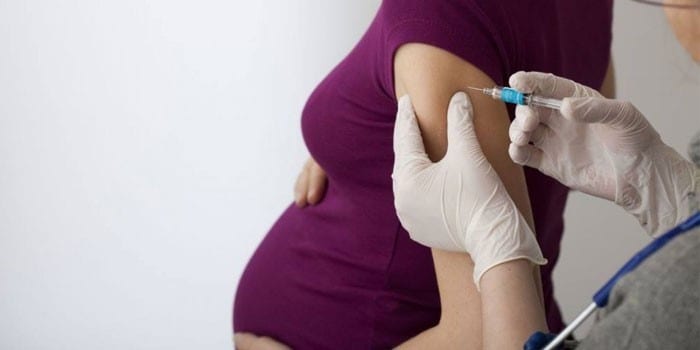 Беременной девушке делают прививку
