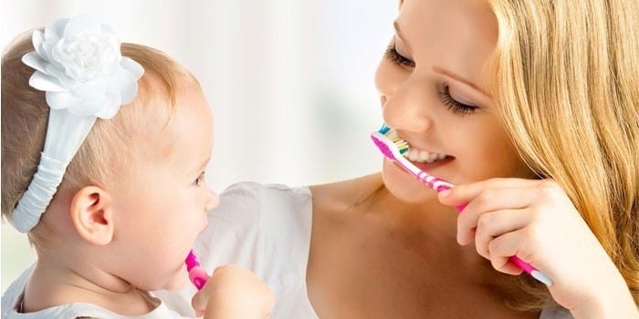 Мама вместе в дочкой чистят зубы