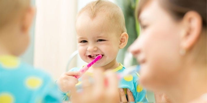 Малыш самостоятельно чистит зубки