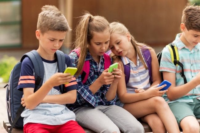 Дети со смартфонами