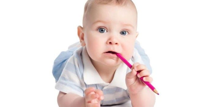Ребенок с карандашом во рту