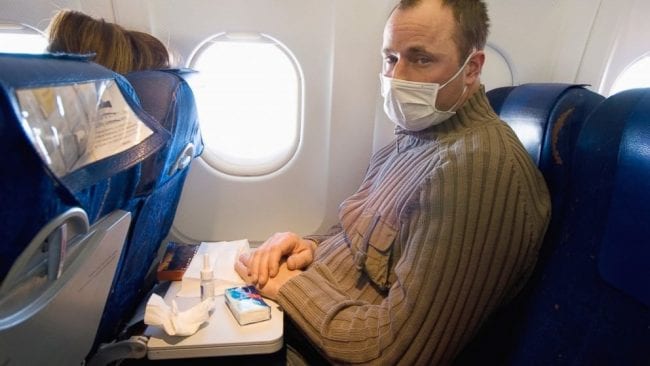 Простуженный мужчина в самолете