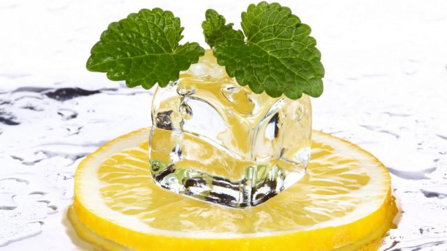 Лимон и кубик льда
