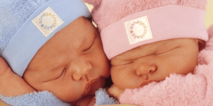 Новорожденные мальчик и девочка