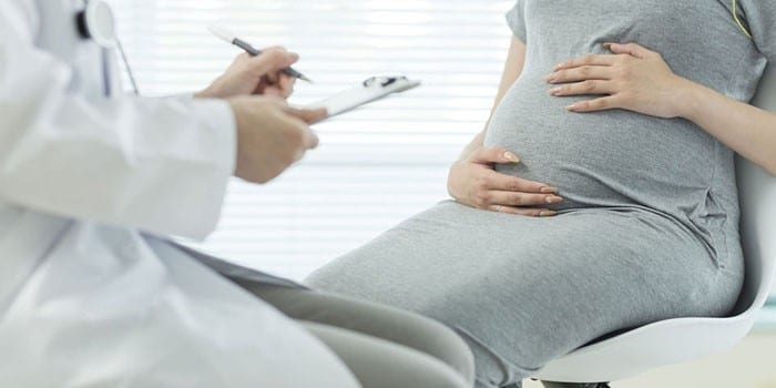Беременная девушка и врач