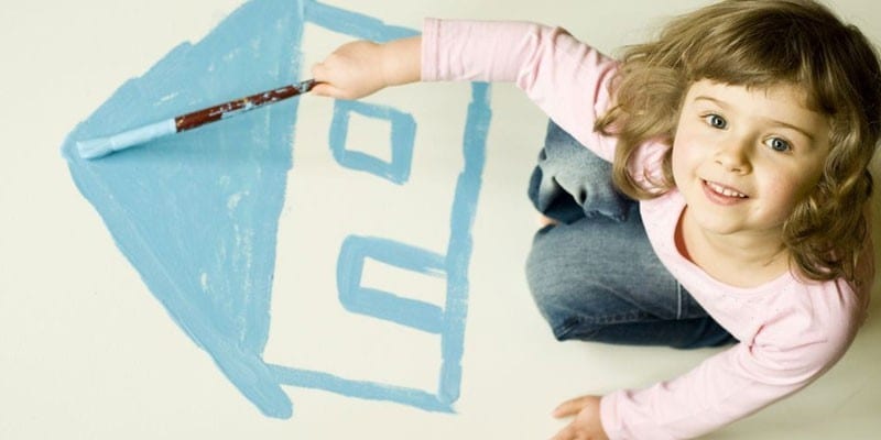 Ребенок рисует дом