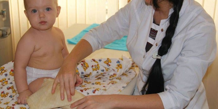 Ребенку делают парафинотерапию ног