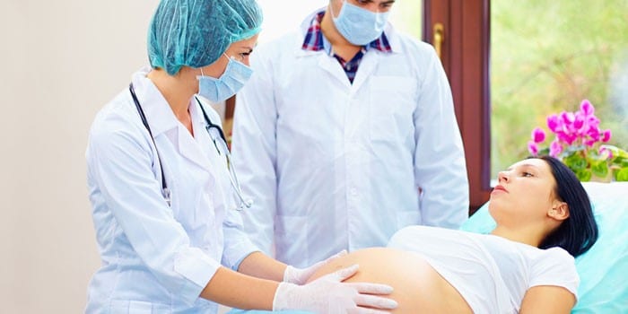 Беременная девушка и врачи