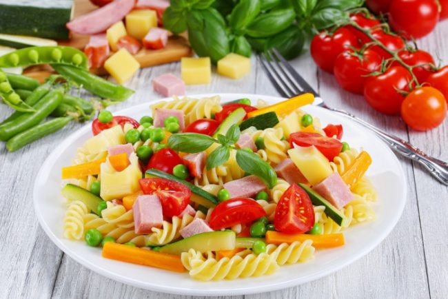 Салат из пасты с овощами и сырным соусом