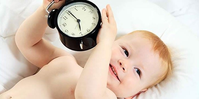Ребенок с будильником в руках
