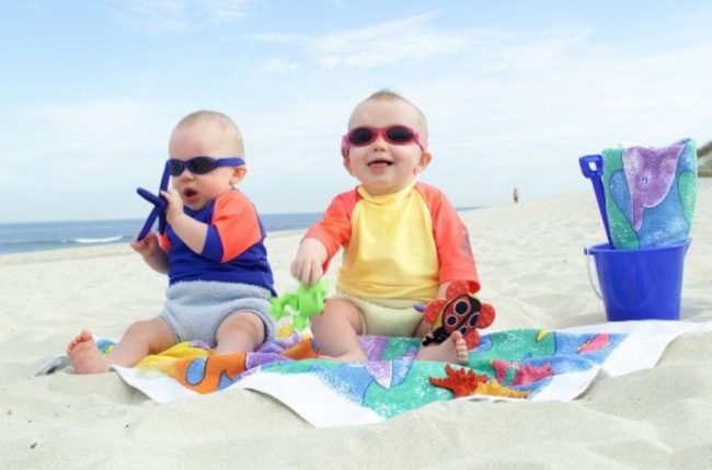 Дети в солнцезащитных очках на пляже