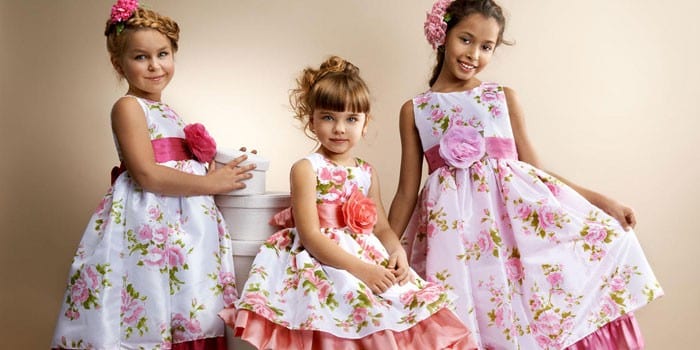 Три девочки в платьях с цветами