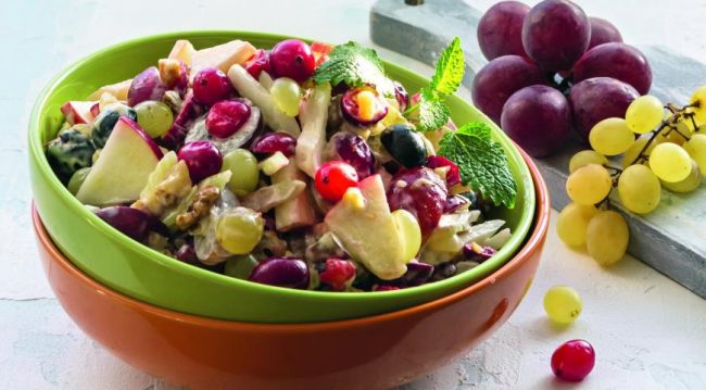 Салат с клюквой и виноградом
