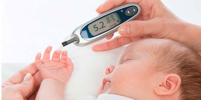 Измерение сахара в крови у ребенка глюкометром