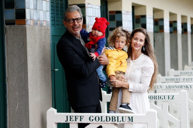 Джефф Голдблюм с женой и детьми