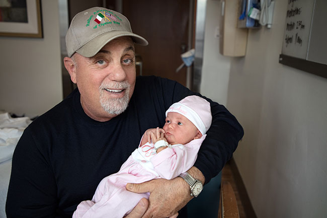 Билли Джоэл с новорожденной дочкой