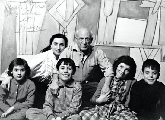 Пабло Пикассо с женой и детьми