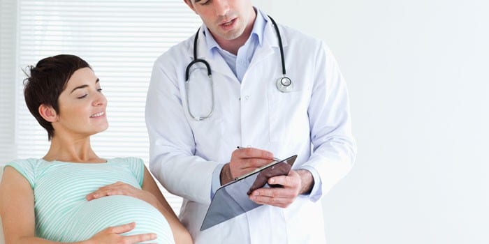 Беременная девушка консультируется с врачом