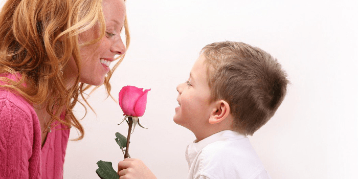 Мальчик дарит маме розу