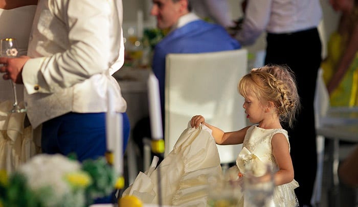 Маленькая гостья на свадьбе