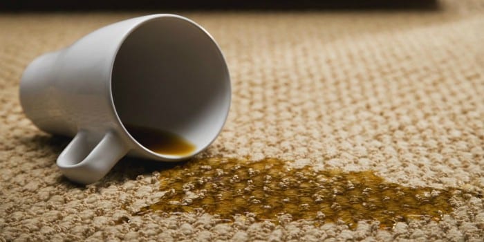 Разлитая чашка с кофе на ковре