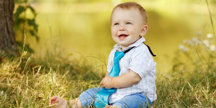 Ребенок сидит на траве