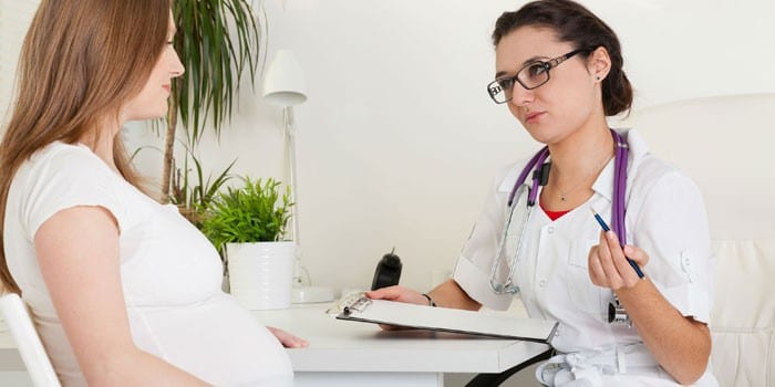 Беременная девушка на консультации у врача