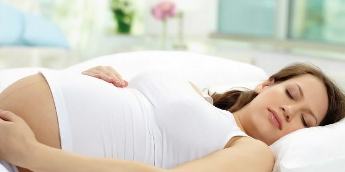 Беременная женщина спит