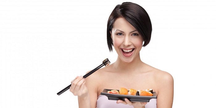 Девушка с тарелкой с суши и роллами