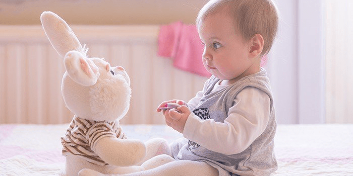 Маленькая девочка и игрушечный заяц