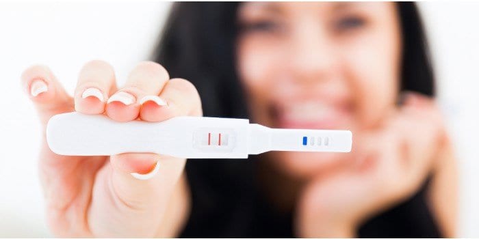 Девушка с тестом на беременность