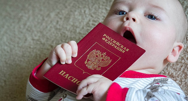 Ребенок с паспортом