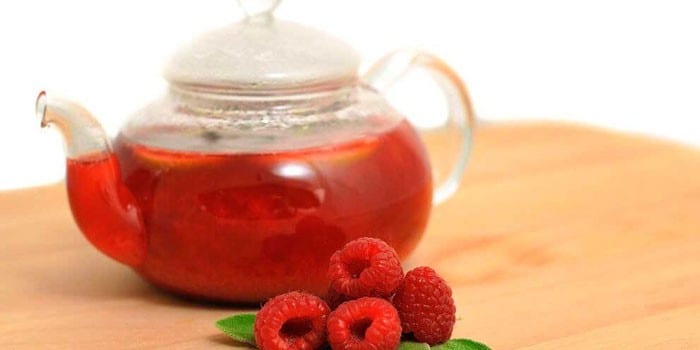 Чай из малиновых листьев и ягод в чайнике