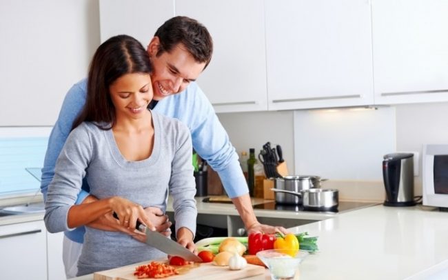 Муж с женой готовят на кухне