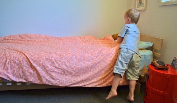 Как научить ребенка убирать постель
