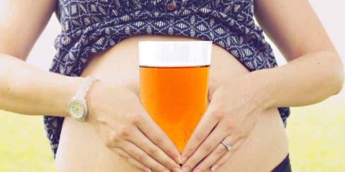 Беременная девушка с бокалом пива