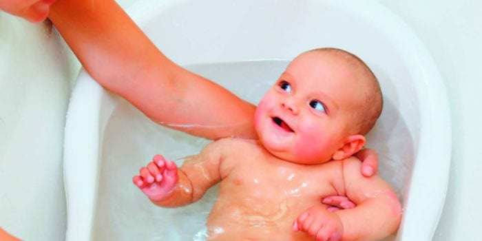 Грудной ребенок в ванночке 