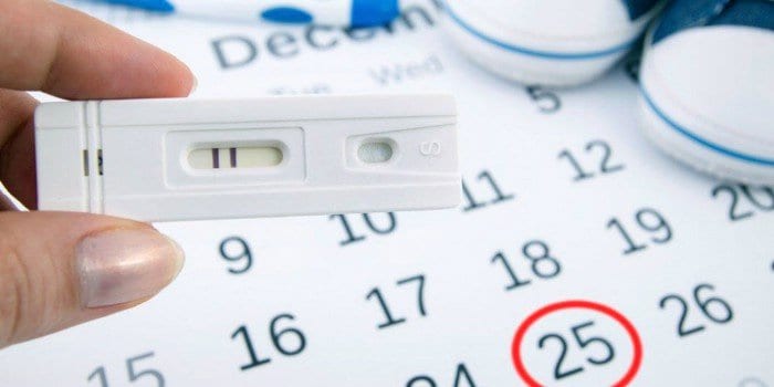 Календарь, тест на беременность и детские кеды