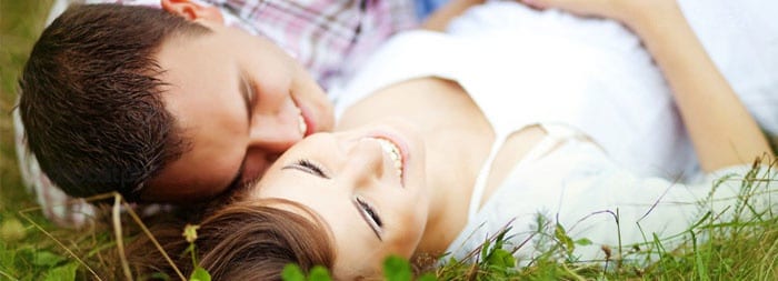 Мужчина и женщина лежат на траве