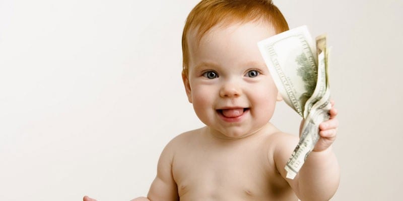 Ребенок с деньгами в руке