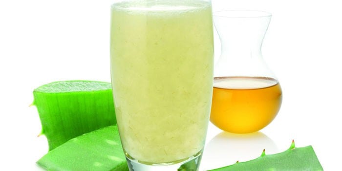 Листы алоэ, растительное масло и стакан с молоком