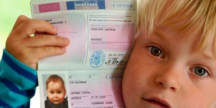 Ребенок с паспортом