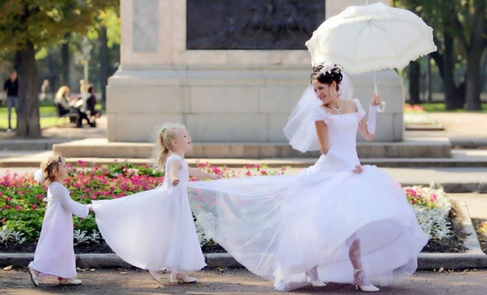 Невеста и дети на свадебной прогулке