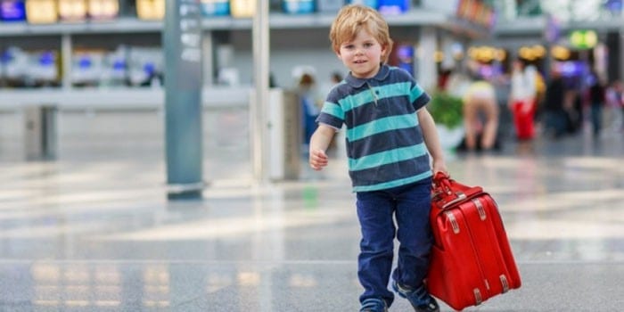 Ребенок с чемоданом