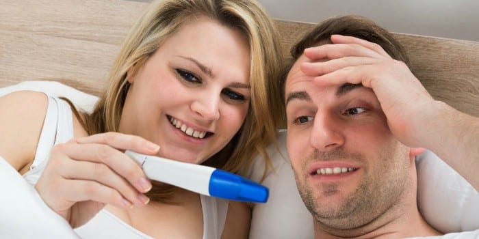 Мужчина и женщина с тестом на беременность